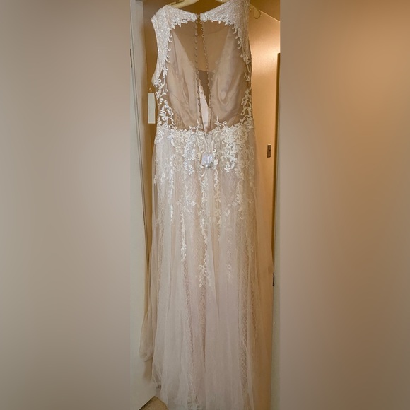 New with tag David’s Bridal wedding gown - Picture 3 of 8